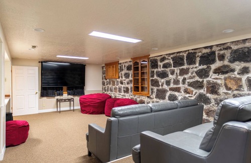 Loa House | Fantastic location for large groups or family reunion stays!