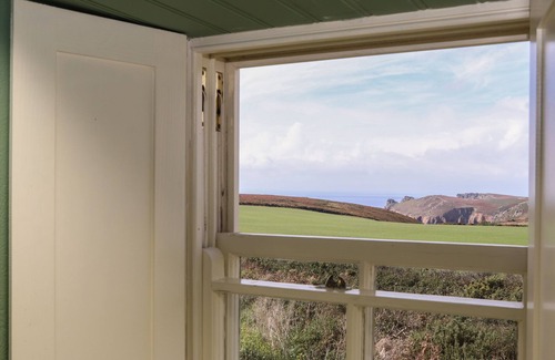 Saint Martin Cottage | FARAWAY COTTAGE, pet friendly, with open fire in Porthgwarra