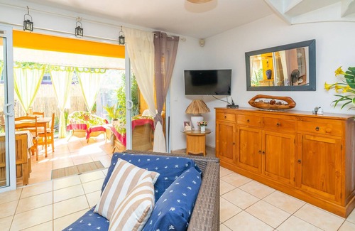 Punaauia House | Fare Makilea Terraced House wGarden & Pool in Punaauia