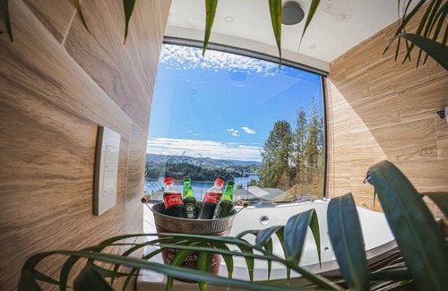 Guatape House | FARM BETWEEN PEÑOL AND GUATAPE. 3 JACUZZI AND 5 COMMON AREAS. AND SPECTACULAR VIEW.