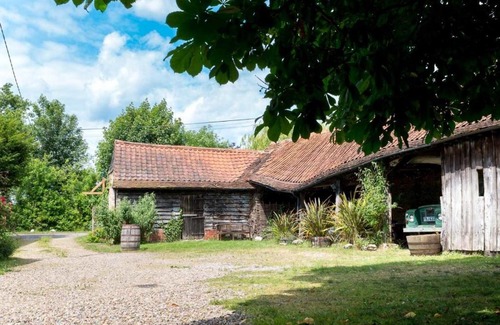 Sudbury House | Farm Cottage a cute C17th cottage a walk across the fields to a great pub