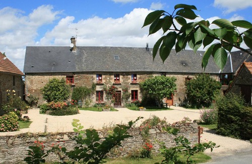 Servon Apartment | Farm duplex with terrace, pets allowed