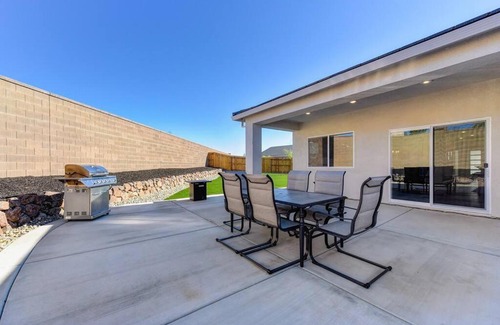 Roseville House | Farm-House Roseville Hotel Style Home