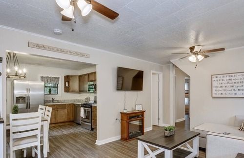 Brent House | Farm-style home next to PCC and PCA in central PNS