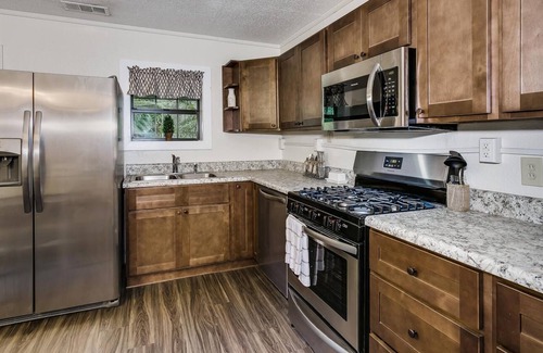 Brent House | Farm-style home next to PCC and PCA in central PNS