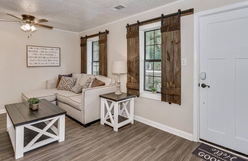 Brent House | Farm-style home next to PCC and PCA in central PNS