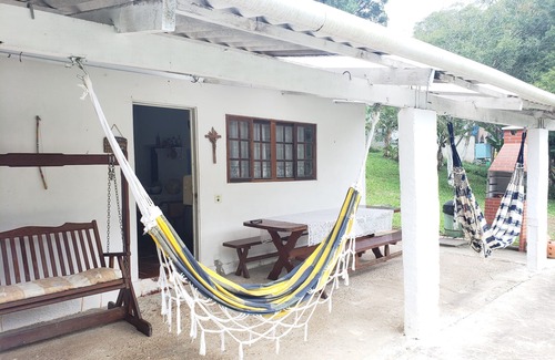 Suzano House | Farm with pool, barbecue and lots of green.