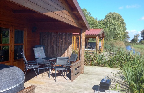Hitzum Cottage | Farmguesthouse jetske, located at a dairy farm with a view and a private jacuzzi.
