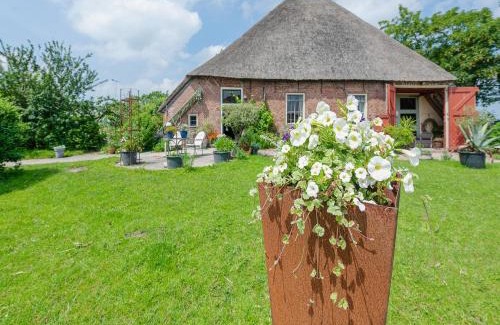 Burum Apartment | Farmhouse by Lauwers River with Rowing Boat, cleaning included