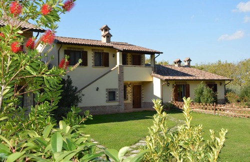 Rivotorto House | Farmhouse in Assisi countryside with five renovated apartments and a swimming pool
