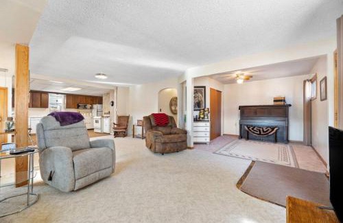 Belle Fourche House | Farmhouse Ranchette - Horses Welcome