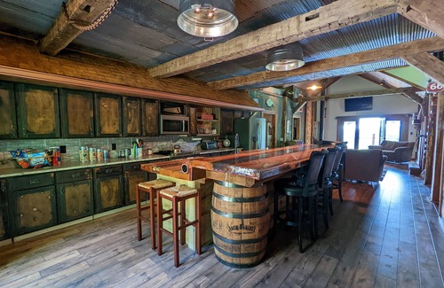 Celina House | Farmhouse retreat overlooking Dale Hollow