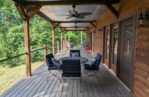 Celina House | Farmhouse retreat overlooking Dale Hollow