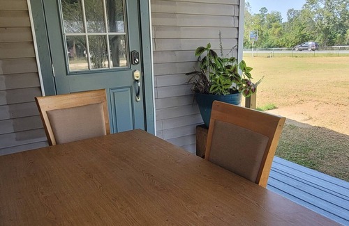 Cottondale House | Farmhouse room 15minutes to, caverns state parkn Falling waters chipley Florida