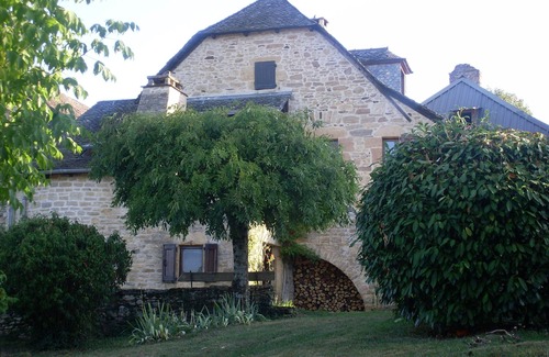 Saint-Come-d'Olt House | farmhouse rural setting at the foot of the Aubrac, in the Lot Valley