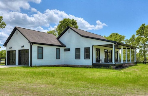 Wagener House | Farmhouse with amenities for everyone. Pool, pickelball, horse accommodations.