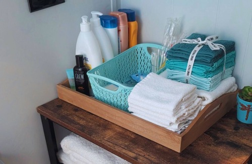 Farmington Hills Apartment | Farmington Hills Tiny Home Workspace + Parking