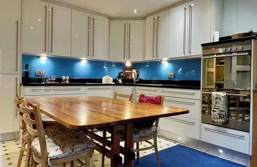 Farnham Apartment | Farnham Haven: Unique Home with Courtyard