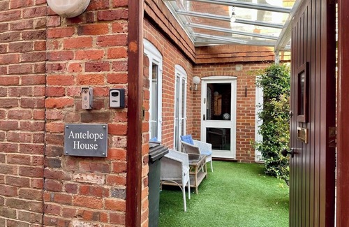 Farnham Apartment | Farnham Haven: Unique Home with Courtyard