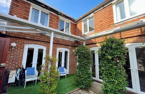 Farnham Apartment | Farnham Haven: Unique Home with Courtyard