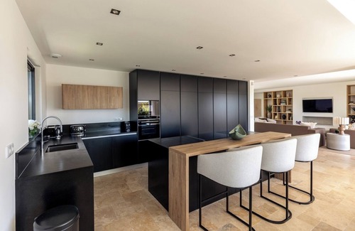 Montenegro House | Faro Luxury Home with Heated Pool and Garden