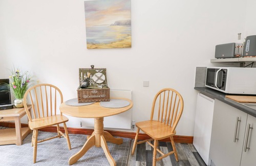 Storwood Cottage | FARRIER'S LODGE, with hot tub in Seaton Ross