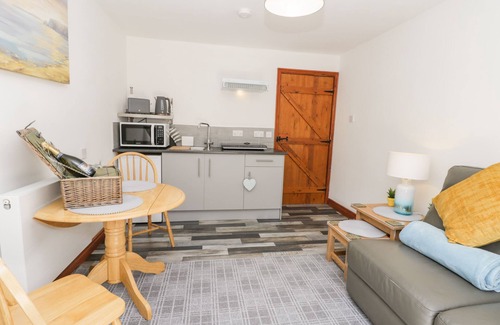 Storwood Cottage | FARRIER'S LODGE, with hot tub in Seaton Ross