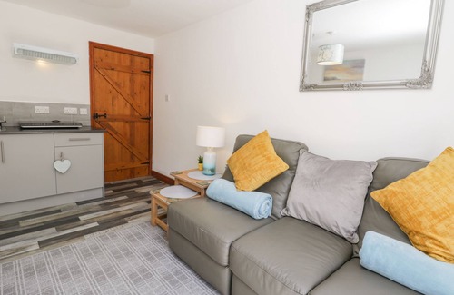 Storwood Cottage | FARRIER'S LODGE, with hot tub in Seaton Ross