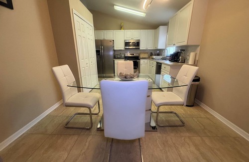 Lake Bernadette House | Fast wifi 2 GB, pool, gym, golf, B-ball, tennis court, playground and more.