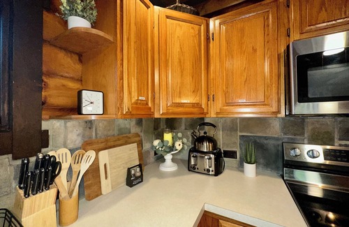 The Woods Cabin | Fast WiFi; Pools, Hiking, fishing, golf. Dog friendly, sports center