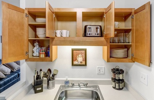 Wauwatosa Apartment | Fast WiFi - Underground Parking - King Bed - Near Froedtert