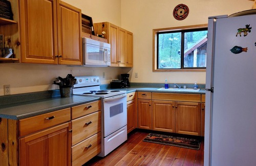 Mazama Cabin | Fawn Creek Hideaway-Close to Mazama&Ski Trails!