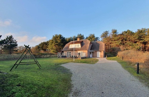 Municipality of Ameland Villa | Fazant is a comfortable villa with sauna and Jacuzzi, in a dune environment.