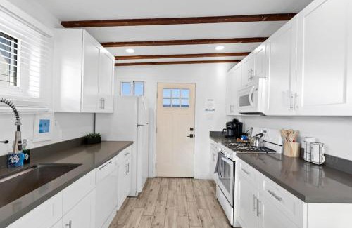 Evans Churchill Apartment | Featherlight Cottage with BBQ and Hot Tub in Downtown Phoenix