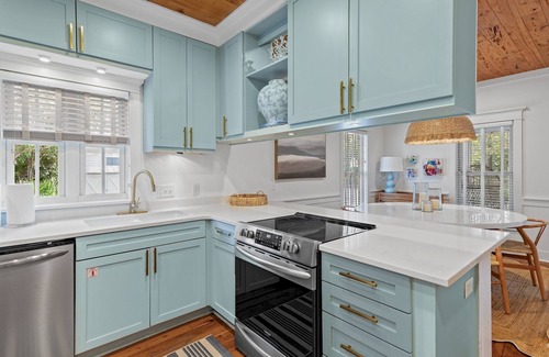 Seacrest House | FEELIN` TIPSEA 3 BR/3 BA Sleeps 10 Bikes Close to Beach and Pool