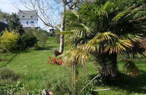 Logonna-Daoulas House | Feet in the water