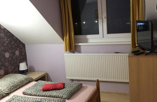 Tata House | Fekete Macska Panzió