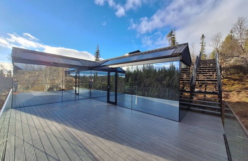 Nord-Aurdal Cabin | Fela Mirror Cabin – Scenic Glass Retreat at 1000 Meters in Valdres