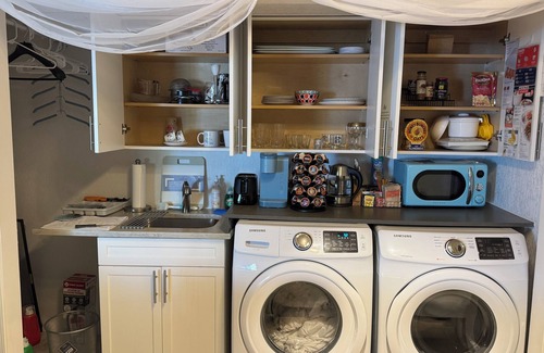 BallenIsles Apartment | Fenced Studio with private parking ,access to patio and backyard .