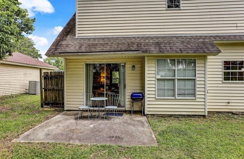 Savannah House | Fenced Yard w/Pool! Laurelwood Lodging