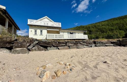 Nissedal House | Feriehus ved Nisser med egen strand, brygge, peis og robåt til fri bruk