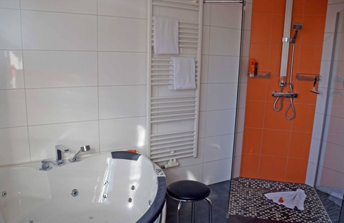 Rugen Island Apartment | Ferienappartement Abendrot mit Balkon und Kamin - Manor house apartment with fireplace, outdoor pool and partly...