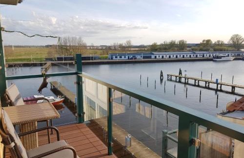 Karlshagen Apartment | Ferienwohnung Yachthafenidyll - direkte Wasserlage am Hafen
