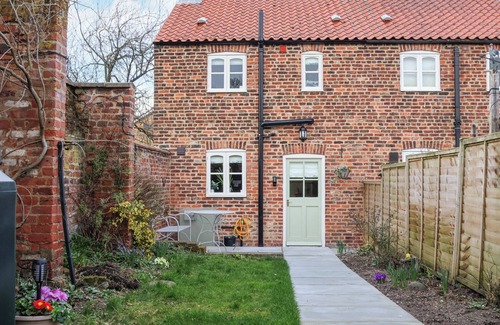 North Dalton House | FERN COTTAGE, pet friendly, with open fire in Great Driffield