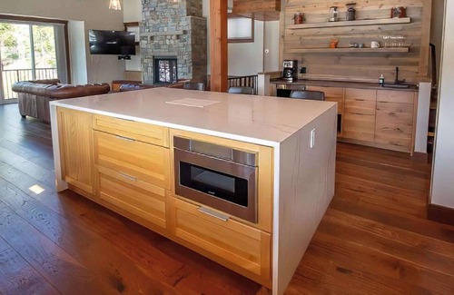 East Kootenay House | Fernie - Ski in/out Snow Creek Cabin #507