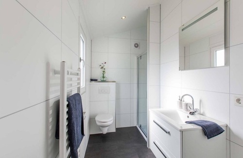 Lageweg Ski Chalet | ✓ Ferox at Parc de IJsselhoeve ✓ Holiday home for 5 persons ✓ Located in Nieuwerkerk aan den IJssel (Zuid-Holland) ✓ Holiday park next to the IJssel ✓ Book directly through the park