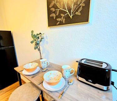Bad Apartment | Fewo Honey, ganze Ferienwohnung mit 3 Schlafzimmern, Waschmaschine,Businesswohnung, Monteurzimmer