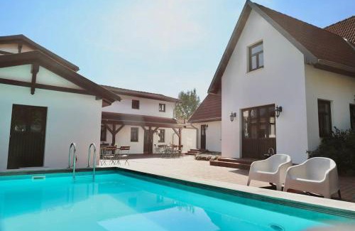 Dargun Apartment | FeWo Rügen Mecklenburg Pool Alte Schule Barlin