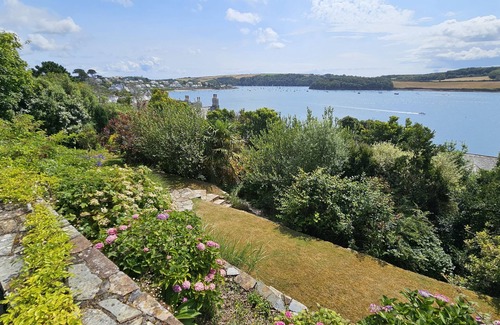 St. Mawes Cottage | Fiddlers Green - a holiday home that sleeps 12 guests in 5 bedrooms