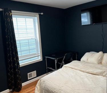 Irvington House | Fidelia Crystal Room, Queen Bed minutes from Newark Liberty International Airport and Newark Penn Station